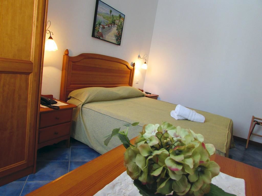 standard double room | minibar, in-room safe, desk, free wifi