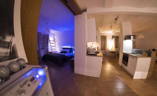 1 habitación, cortinas blackout, tabla de planchar con plancha y cunas 