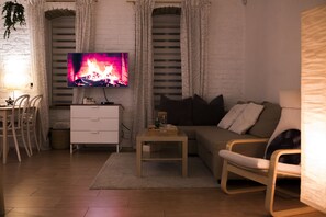 Design-huoneisto | Oleskelualue | Leluja, kirjoja, lämmitetyt lattiat, musiikkikirjasto