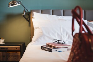 Habitación superior | Ropa de cama de alta calidad, colchones con acolchado adicional, minibar