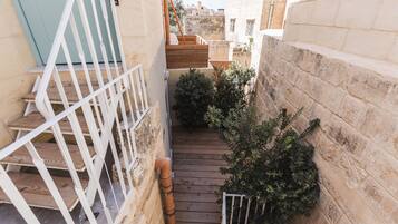 Comfort Room | Courtyard view