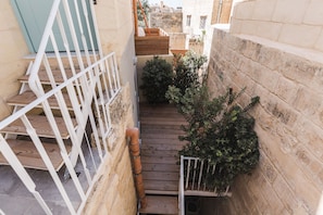 Comfort Room | Courtyard view