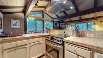 Refrigerador con freezer, microondas, horno, placa de cocina