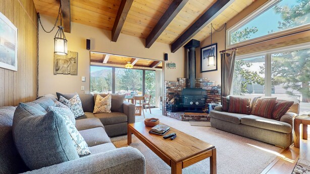 Una sala de estar acogedora con dos sofás, una mesa de centro y una chimenea.