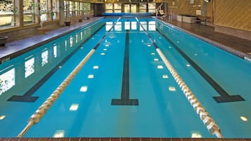 Una piscina techada, una piscina al aire libre