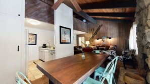 Condo, 2 habitaciones | Cocina privada | Refrigerador con congelador, microondas, horno y parrilla de estufa 