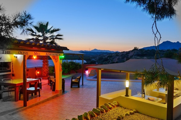 Bar junto a la piscina