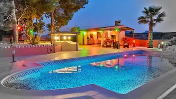 Piscine extérieure, parasols de plage, chaises longues
