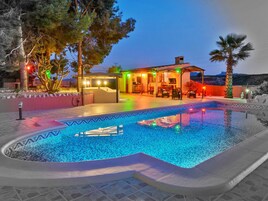 Una piscina al aire libre, sombrillas, tumbonas