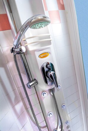 Shower, free toiletries, hair dryer, bidet - Hotel Helios (Rimini)
