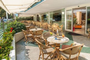 Terrace/patio - Hotel Helios (Rimini)