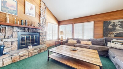 Sierra Megeve 8 Cozy Yet Spacious Condo, Just A Short Walk To Canyon Lodge by RedAwning