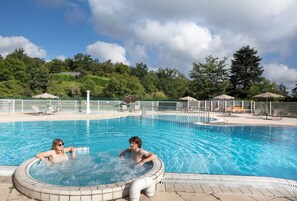 Seasonal outdoor pool, a heated pool, pool umbrellas, pool loungers - Huttopia Royat (Royat)