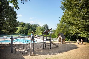Children’s play area – outdoor