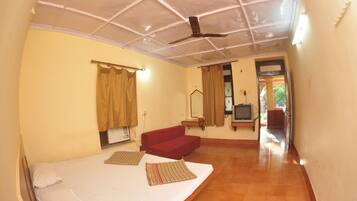 Basic Room, 1 Double Bed | Desk, blackout drapes, bed sheets