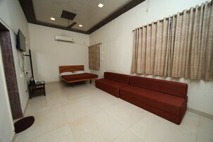 Standard Quadruple Room, 1 King Bed | Desk, blackout drapes, bed sheets