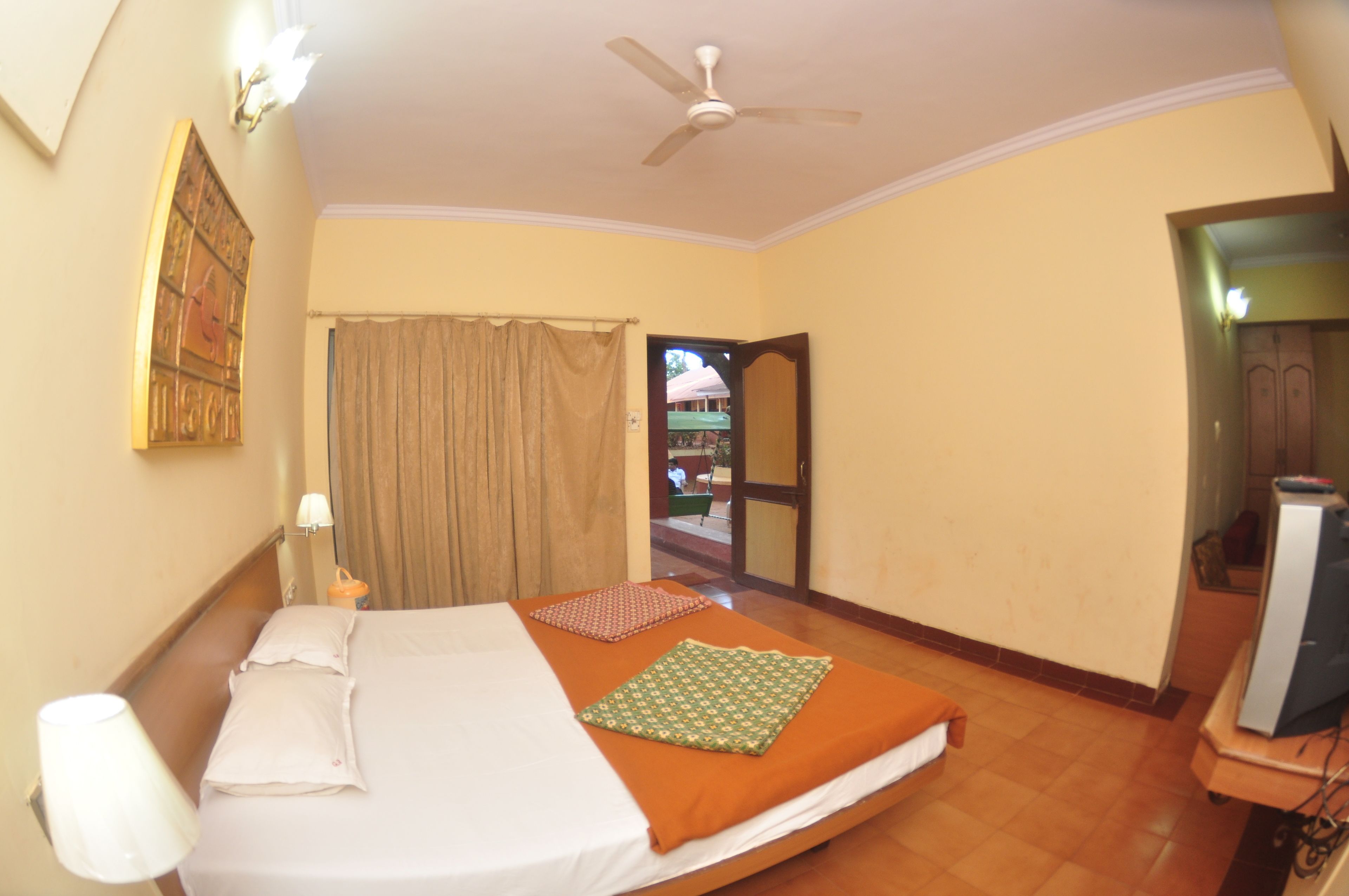 Deluxe Room, 1 King Bed | Desk, blackout drapes, bed sheets