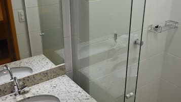 Family Apartment | Bathroom | Shower, free toiletries, towels