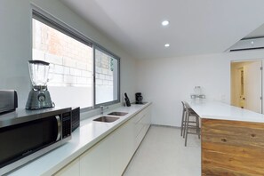 Apartamento, 1 quarto | Cozinha privada | Geladeira grande, micro-ondas, fogão, cooktop