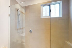 Lyxpenthouse | Badrum | Dusch, gratis toalettartiklar och handdukar