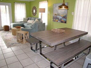 Ferienhütte, Mehrere Betten (Serenity Cottage) | Essbereich im Zimmer