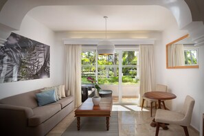 The Level Junior Suite Garden View | 免费迷你吧物品、客房内保险箱、办公桌、笔记本电脑工作区