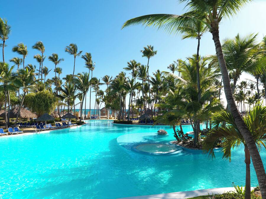 4 piscine all'aperto, ombrelloni da piscina, lettini