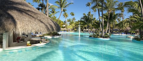 4 piscines extérieures, parasols de plage, chaises longues