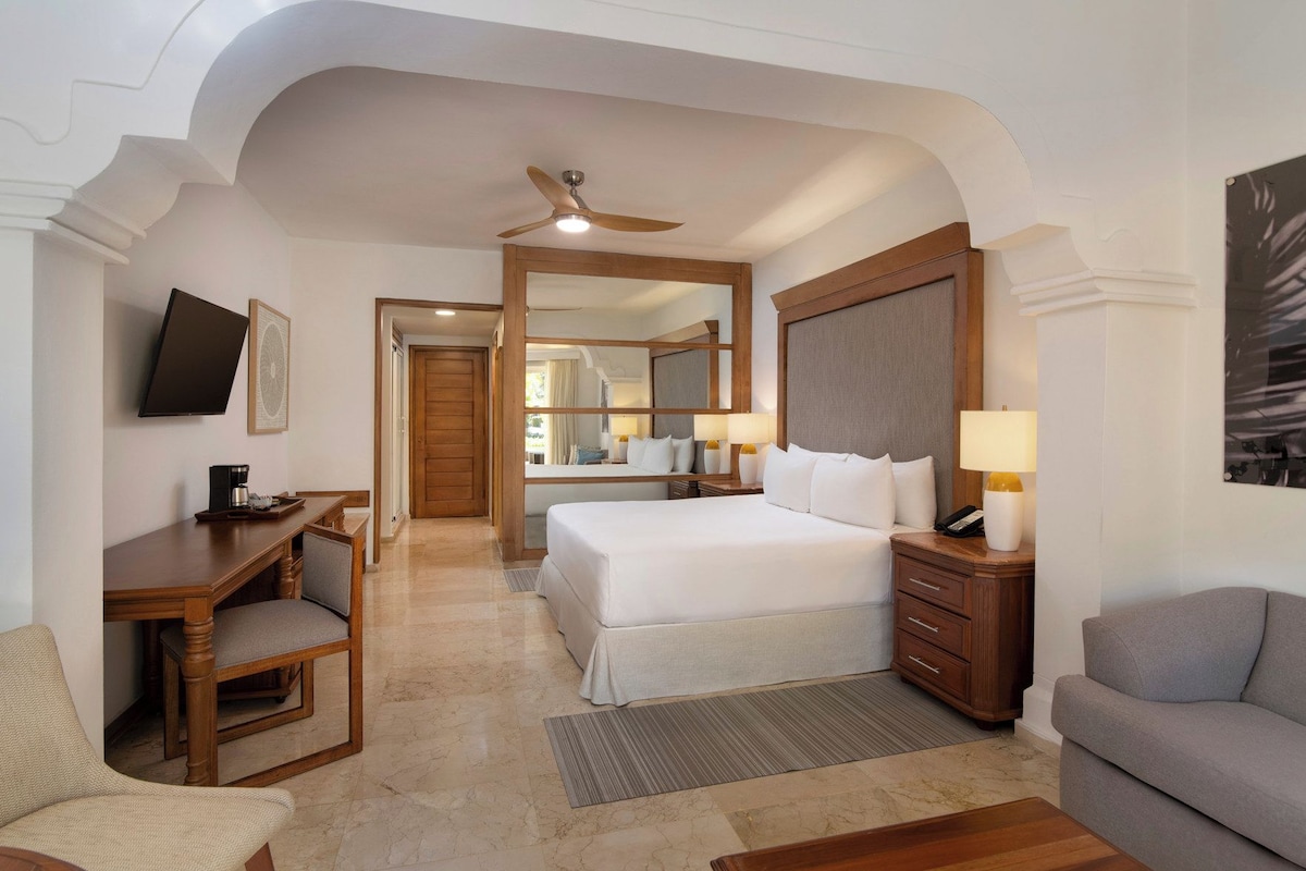 Minibar contenant certains articles gratuits, coffre-fort, bureau