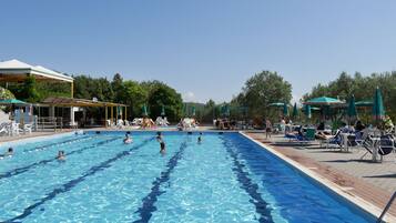 3 outdoor pools