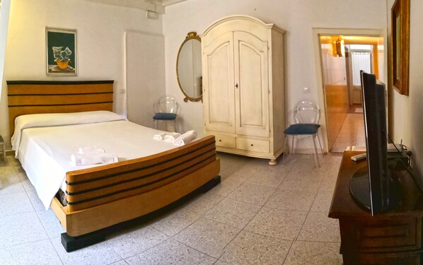 Free WiFi, bed sheets