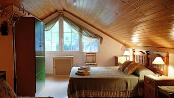 Camera familiare | Postazione laptop, tende oscuranti, Wi-Fi gratuito, lenzuola