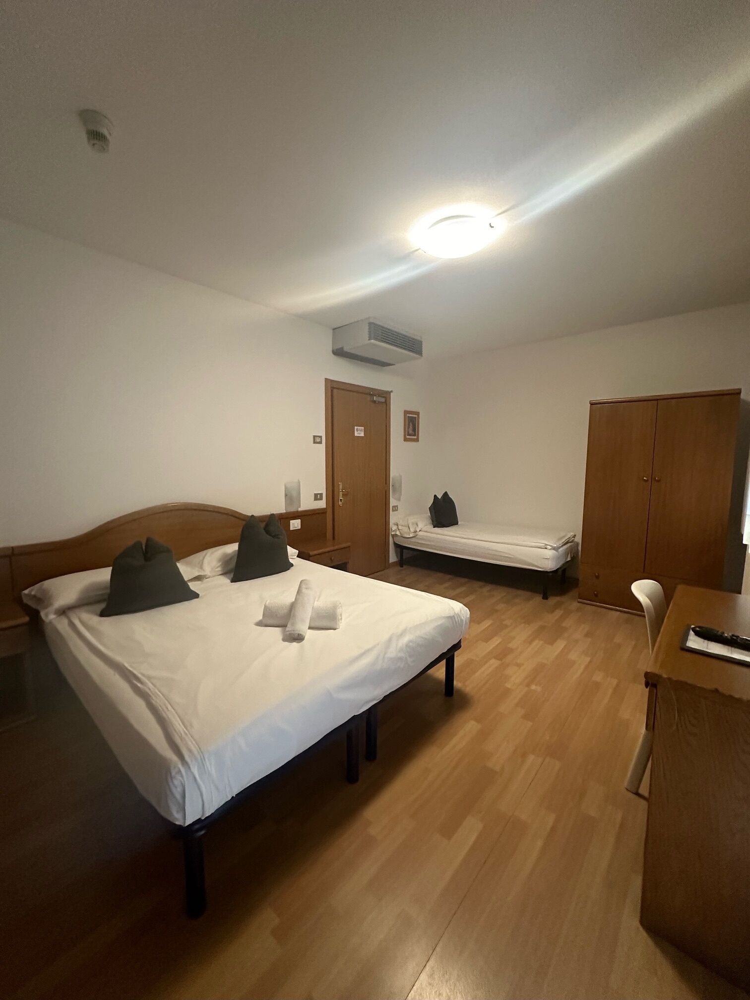 triple room | minibar, desk, cots/infant beds, free wifi