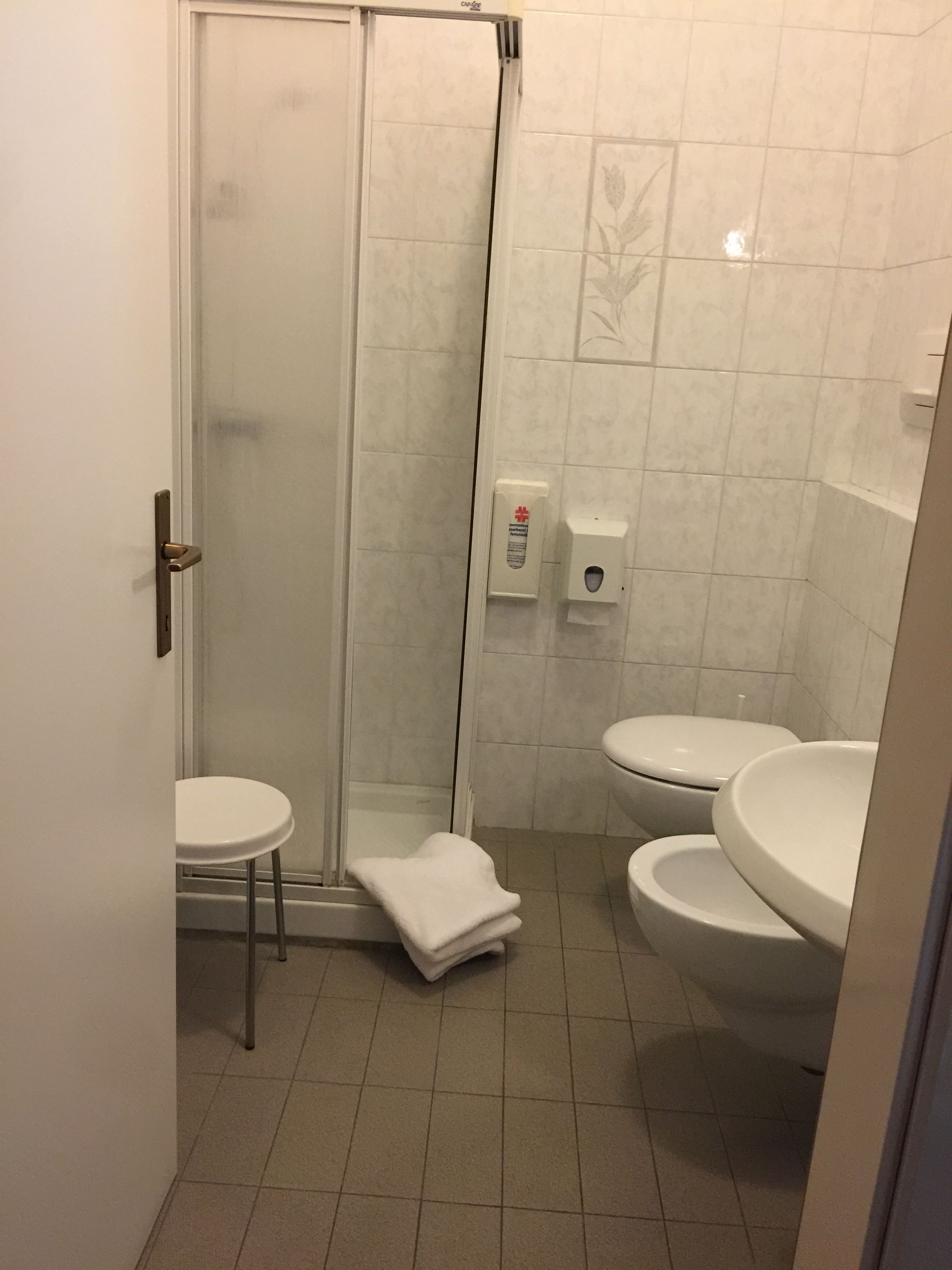triple room | bathroom | shower, free toiletries, hair dryer, towels