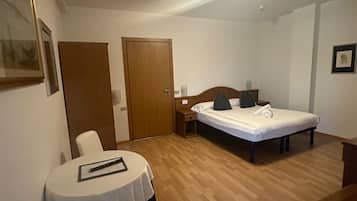 Dobbeltværelse | Minibar, skrivebord, baby-/barnesenge (tillægsgebyr), gratis Wi-Fi