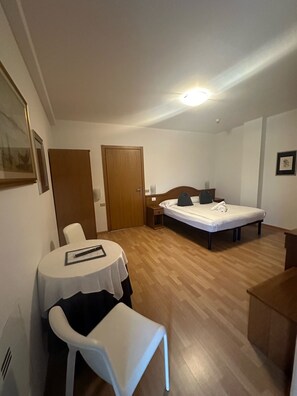 Double Room | Minibar, desk, cribs/infant beds, free WiFi - Athos Hotel (Riva del Garda)