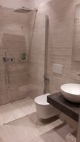 Ducha, artículos de tocador gratuitos, secador de pelo, toallas
