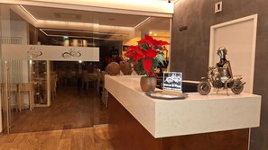 Reception - Athos Hotel (Riva del Garda)