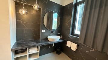 Double Room | Bathroom | Shower, free toiletries, hair dryer, towels