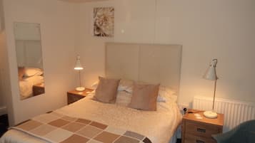 Habitación doble, baño en la habitación | Escritorio, tabla de planchar con plancha, wifi gratis y ropa de cama