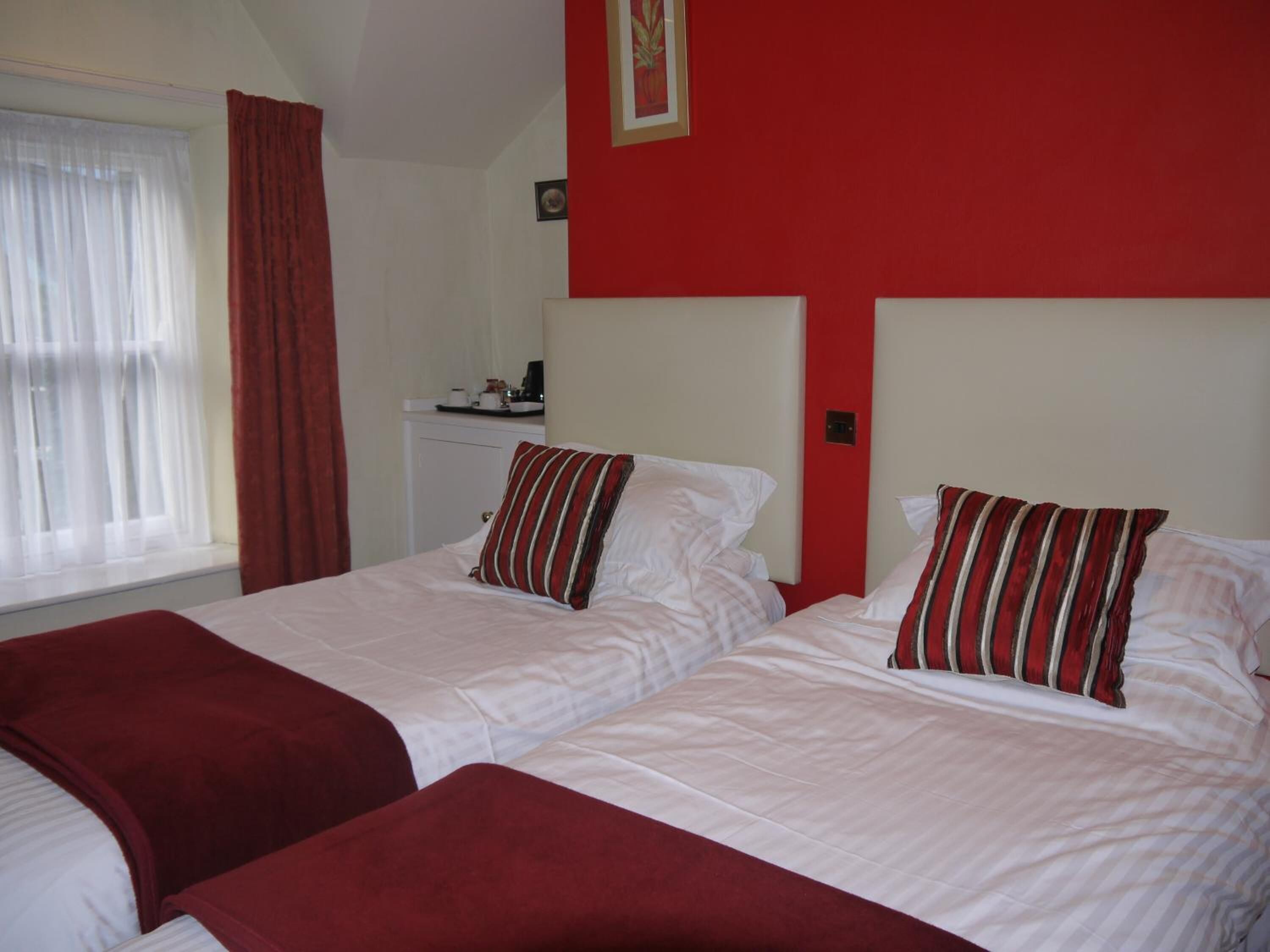 Escritorio, tabla de planchar con plancha, wifi gratis y ropa de cama 