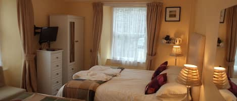 Double Room (Ensuite) | Desk, iron/ironing board, free WiFi, bed sheets