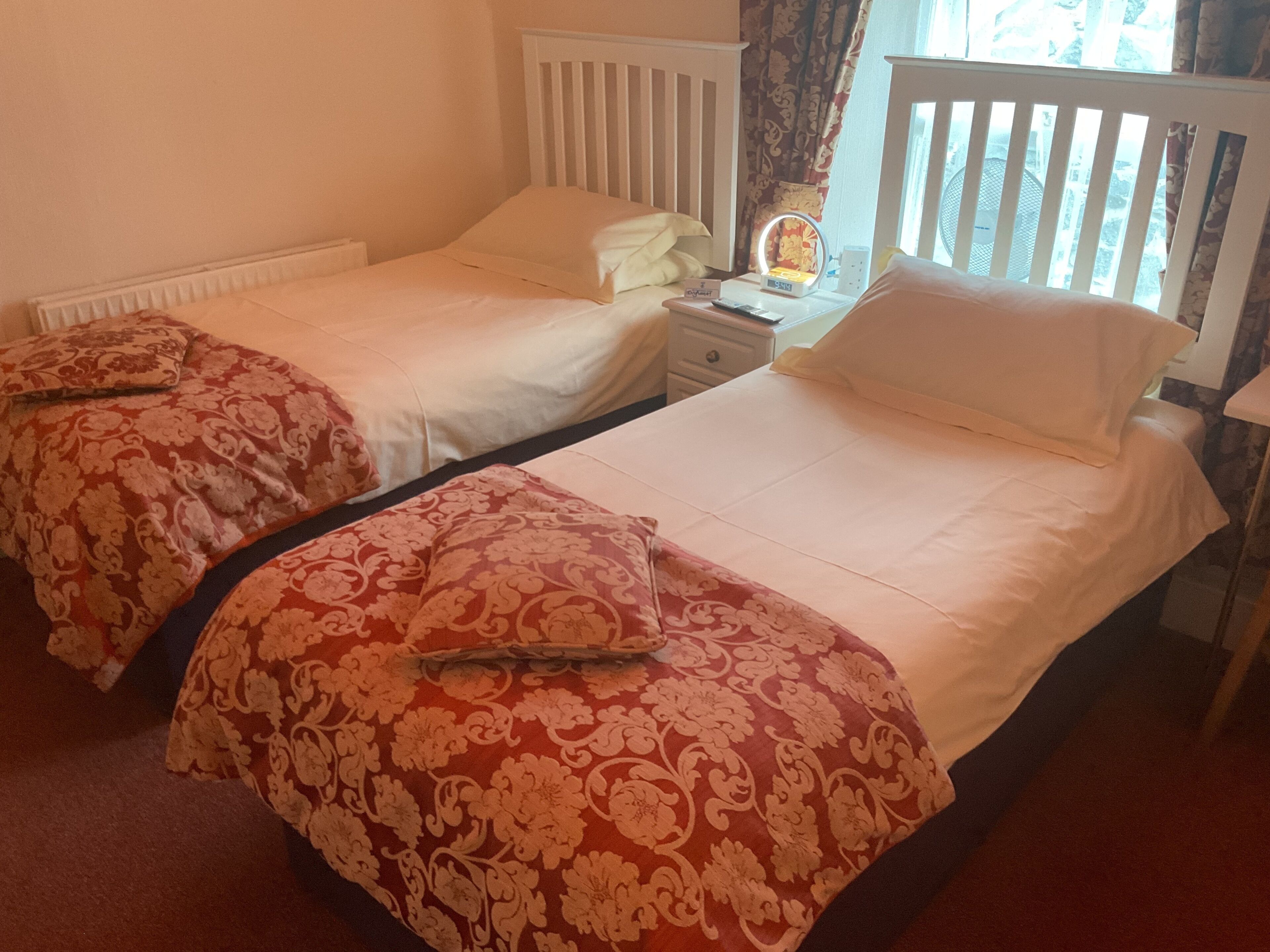 Twin Room, Ensuite | Desk, iron/ironing board (on request), WiFi (free), bed sheets