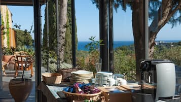 Desayuno bufé gratuito y diario