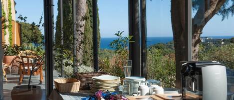 朝食 (ビュッフェ)、毎日提供 (無料)