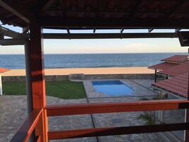 Una piscina al aire libre, camas de piscina gratis, sombrillas