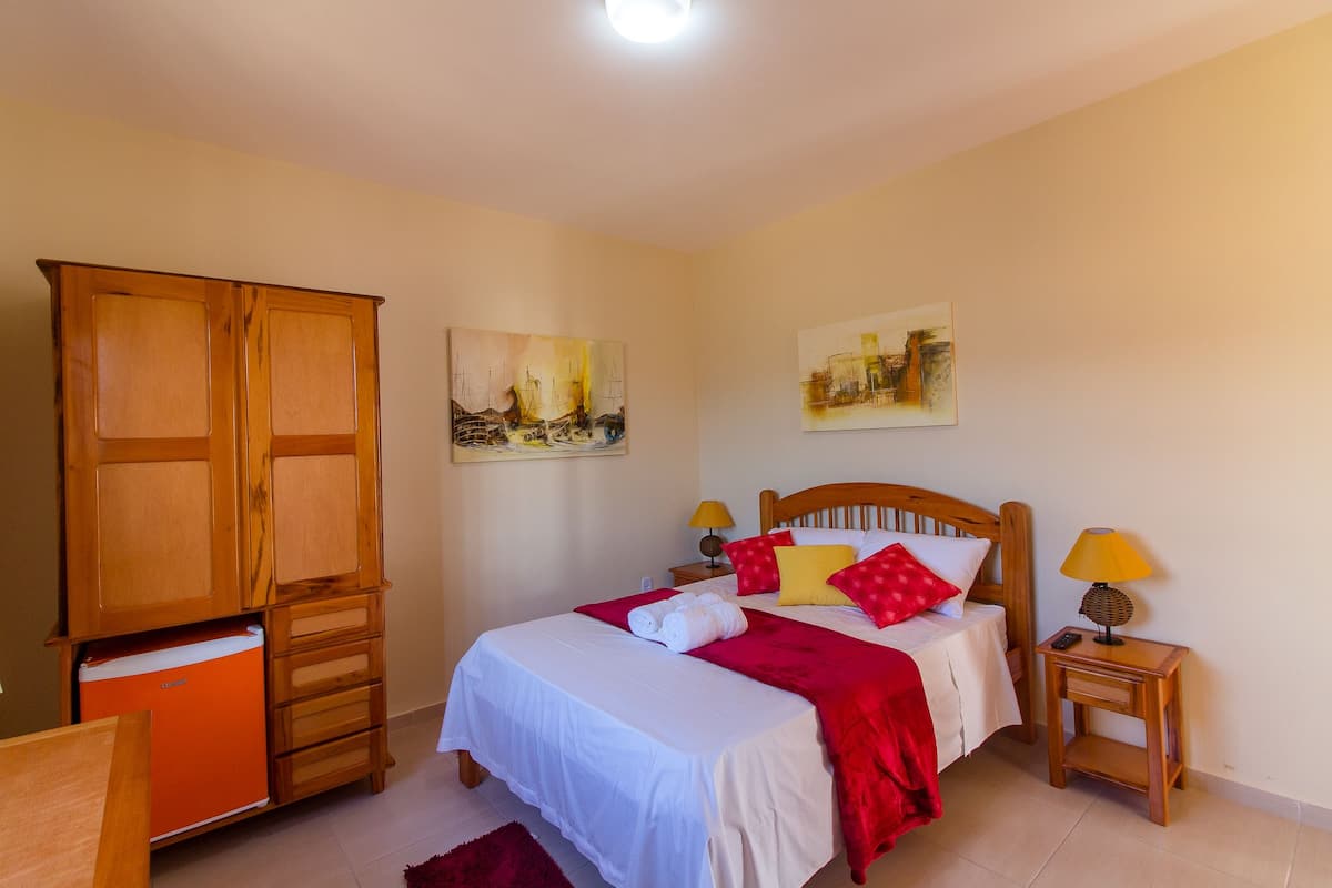 Quarto casal luxo, 1 cama de casal, sacada, vista para o mar | Quartos à prova de som, Wi-Fi de cortesia, individualmente decorados