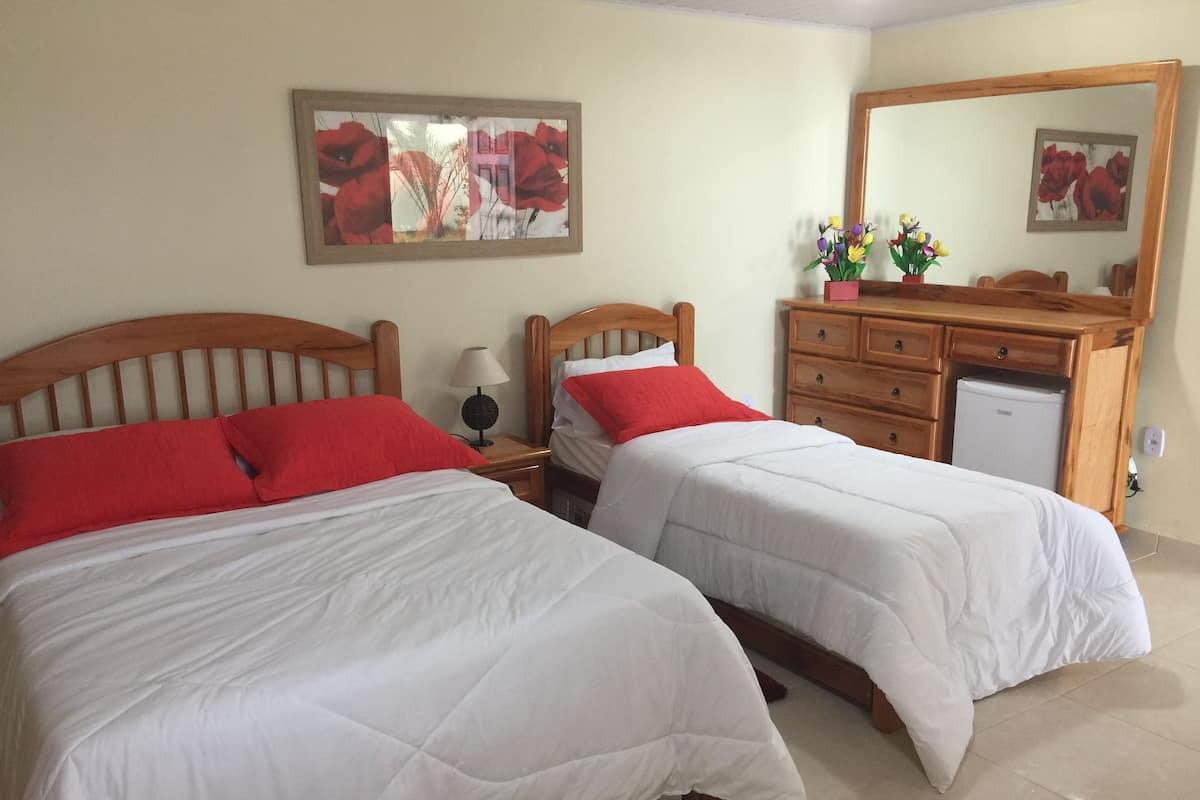 Quarto quádruplo família, várias camas, vista para a piscina | Quartos à prova de som, Wi-Fi de cortesia, individualmente decorados