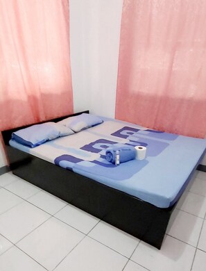 Single Room | Desk, bed sheets - Royal Grande Beach Resort (Lemery)