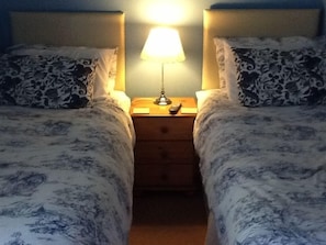 Economy Twin Room, Shared Bathroom | Soundproofing, iron/ironing board, free WiFi, bed sheets